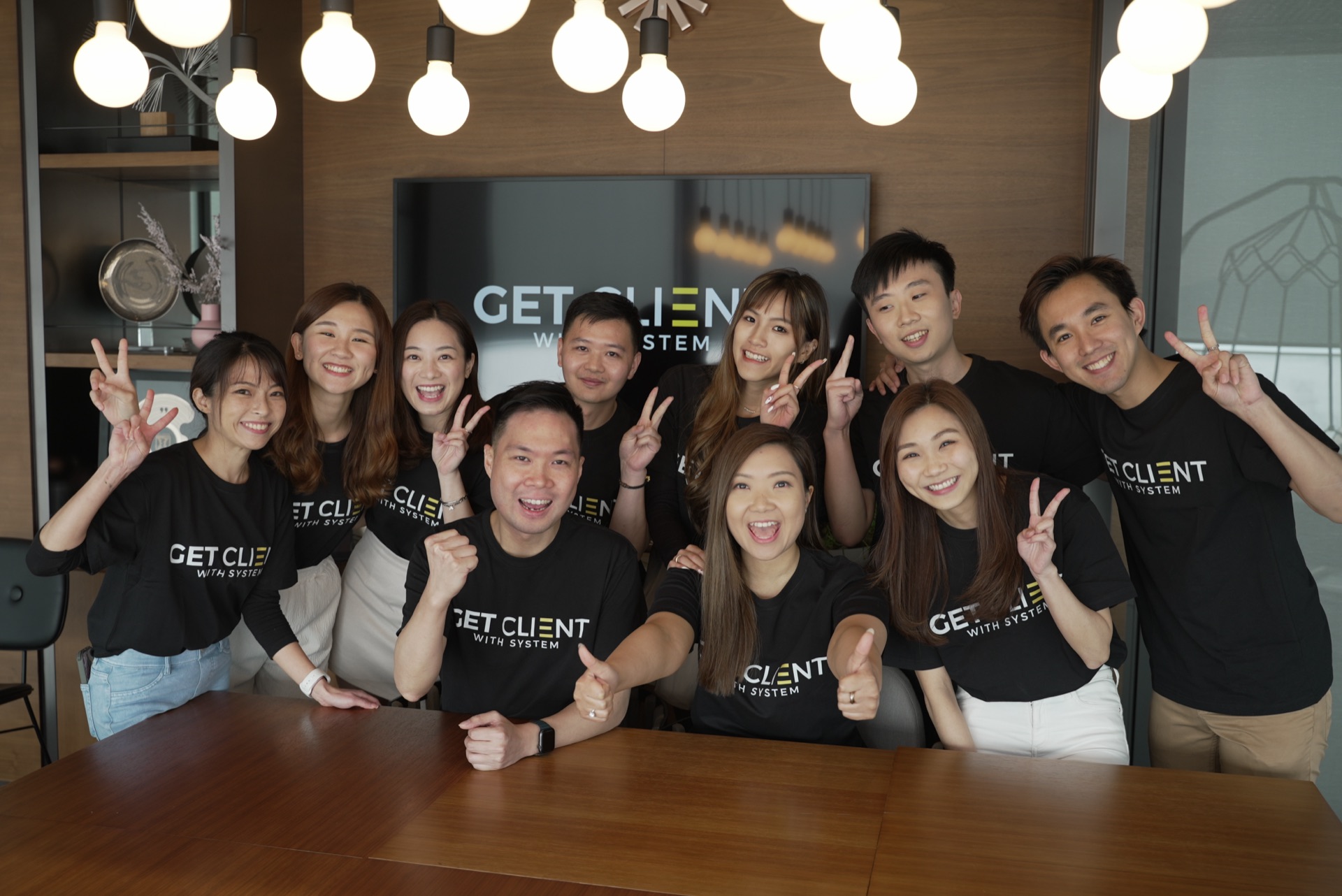 GET CLIENT 團隊穿品牌 T 恤在會議室大合照