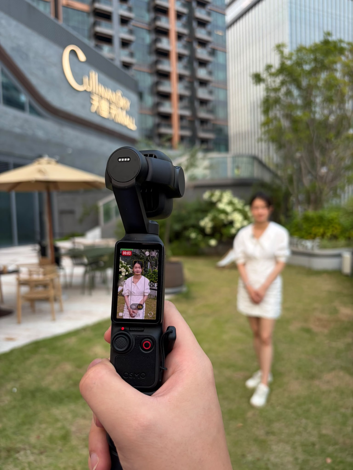 團隊在戶外以手持穩定器拍攝導師