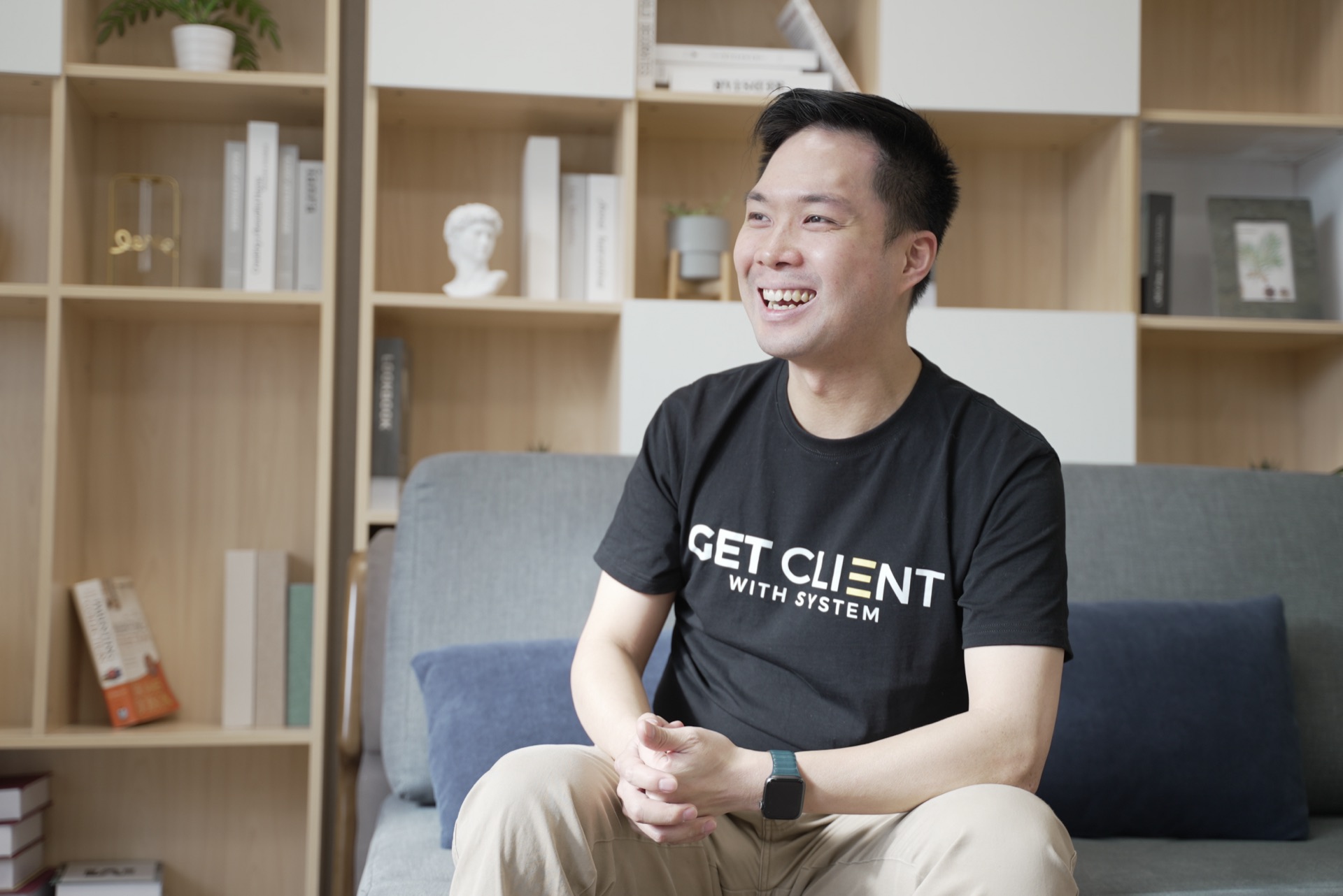 Nic Leung 坐在梳化上微笑