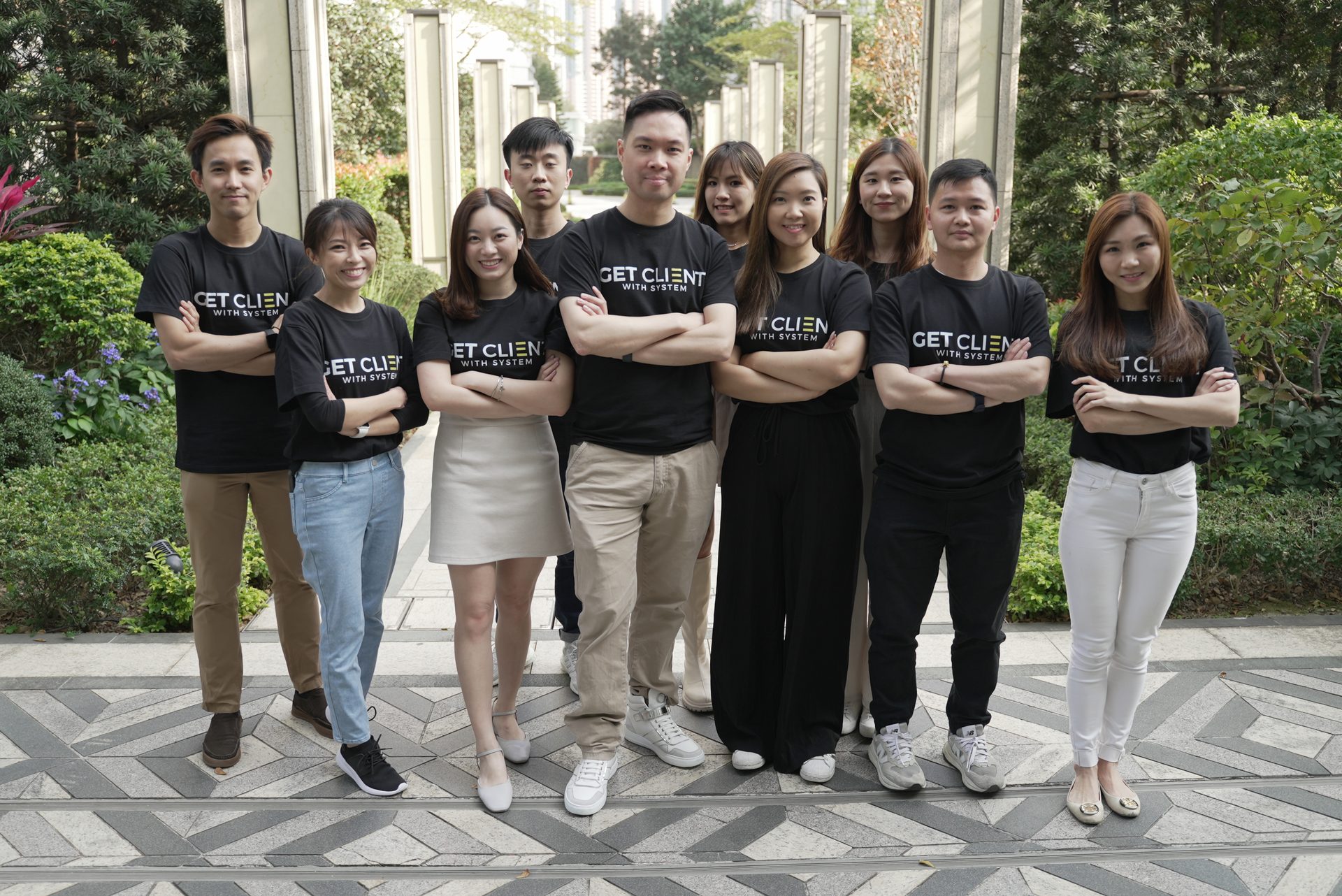 GET CLIENT 全隊成員在戶外並排而立的團隊照