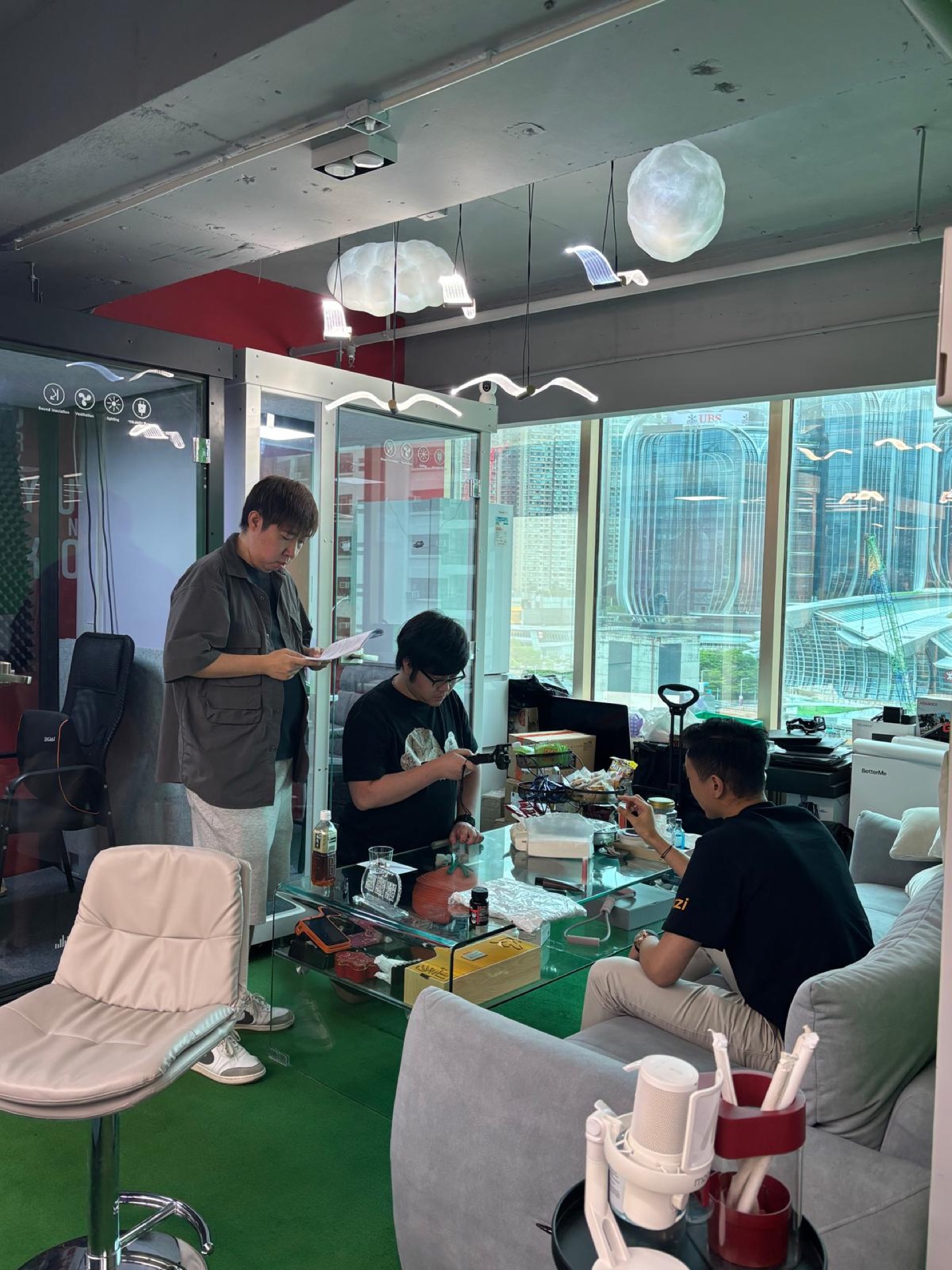 團隊在辦公室架設器材準備拍攝