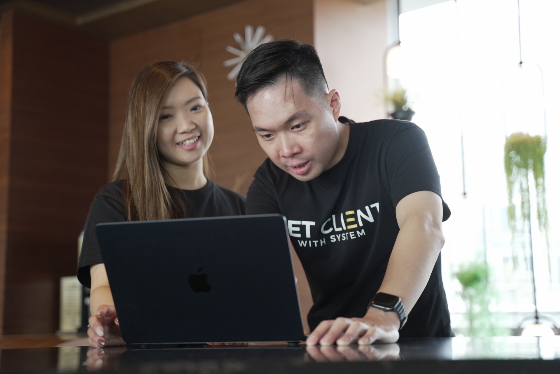 Nic Leung 與 April Lo 一起看手提電腦