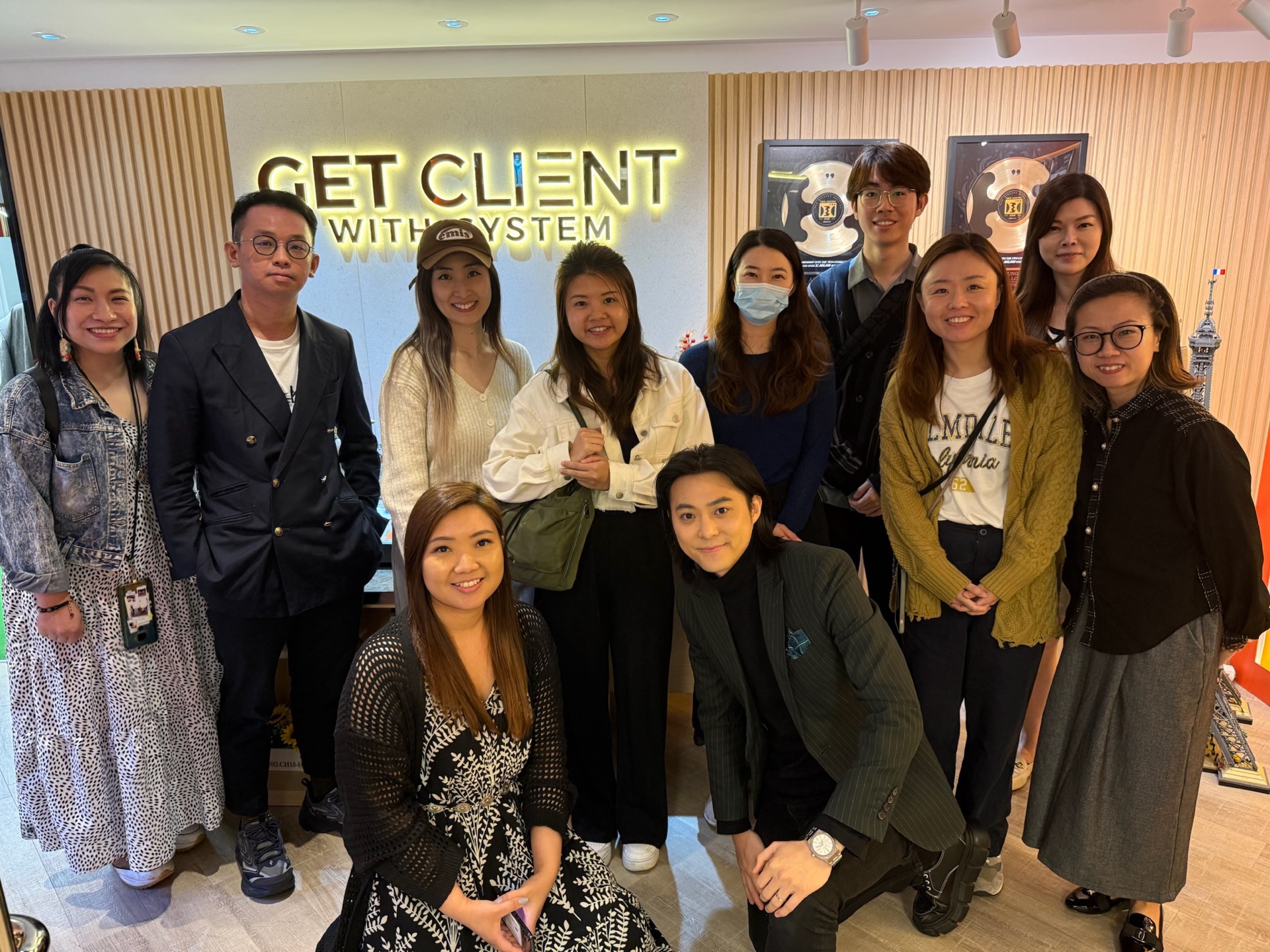 成交團隊在 GET CLIENT 招牌前合照