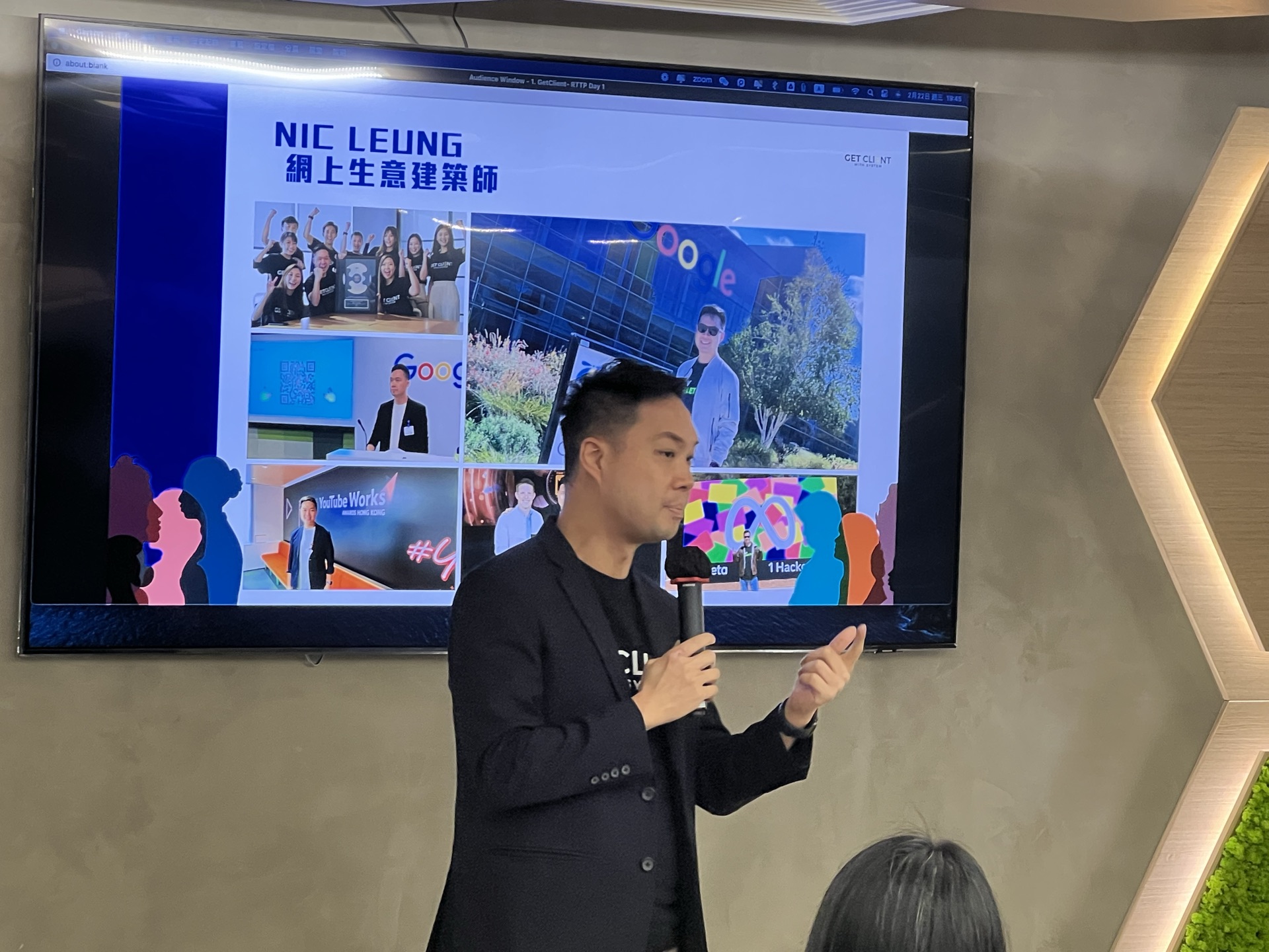 Nic Leung 在 GET CLIENT 課室對著簡報螢幕講解