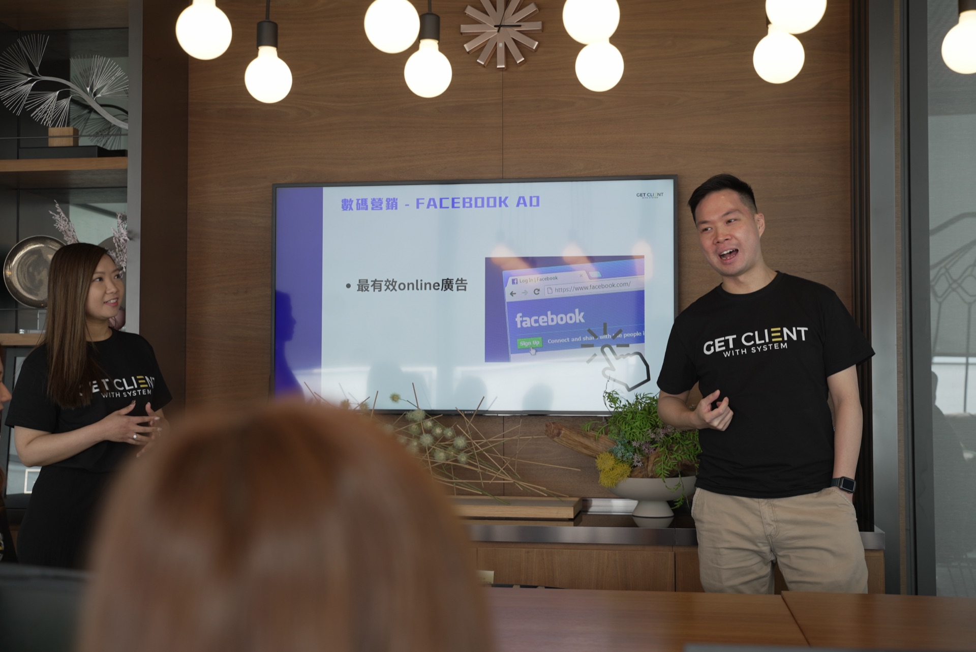 Nic Leung 在會議室與團隊開會