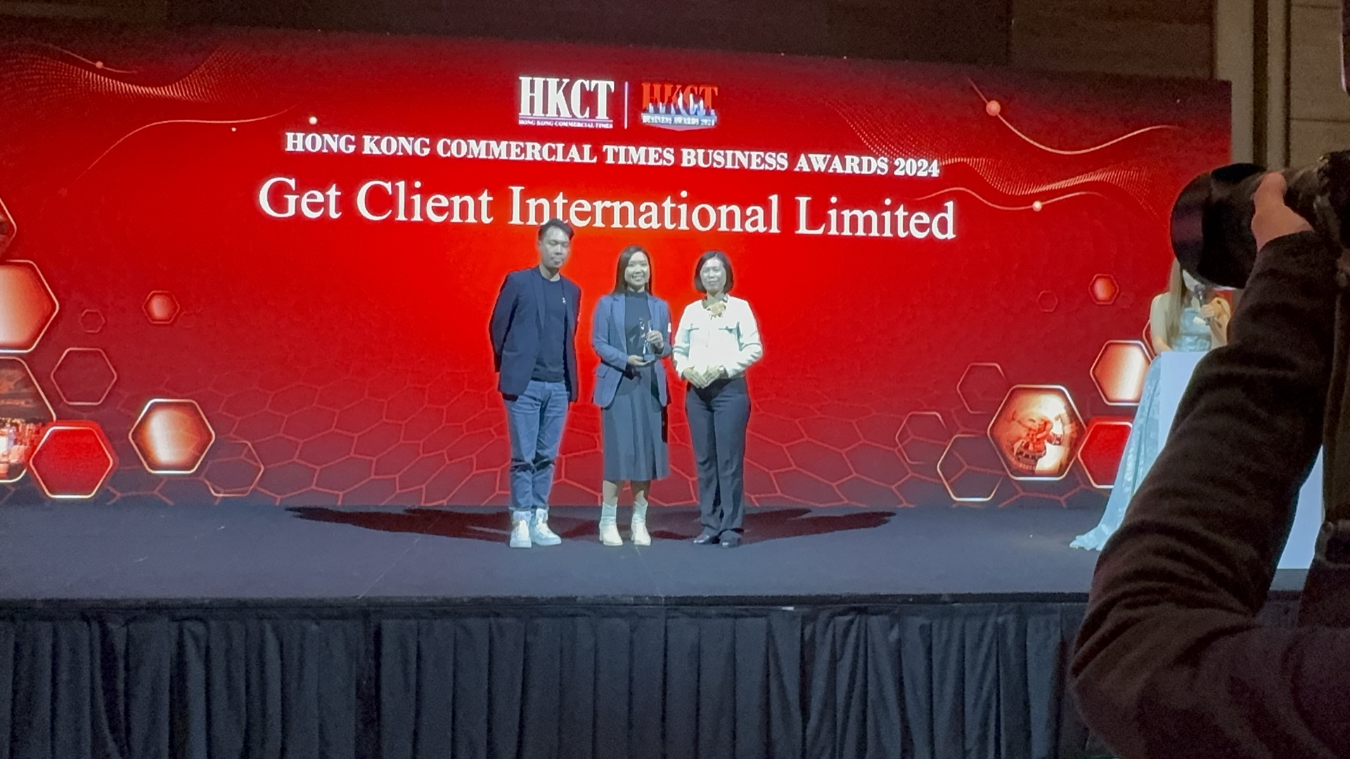 GET CLIENT 團隊在香港商業時報商業大獎台上領獎