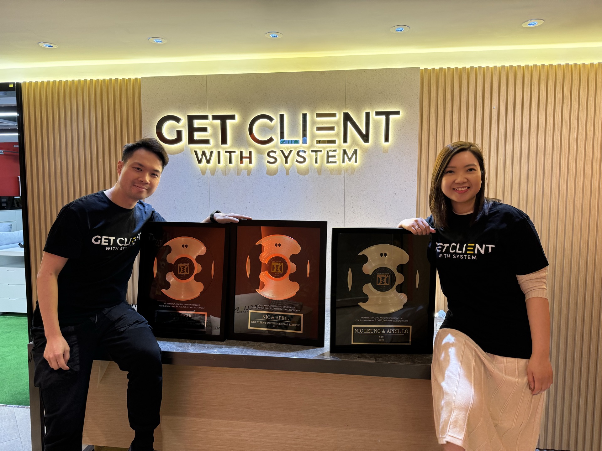 Nic Leung 與 April Lo 在 GET CLIENT 招牌前與 Two Comma Club 獎座合照